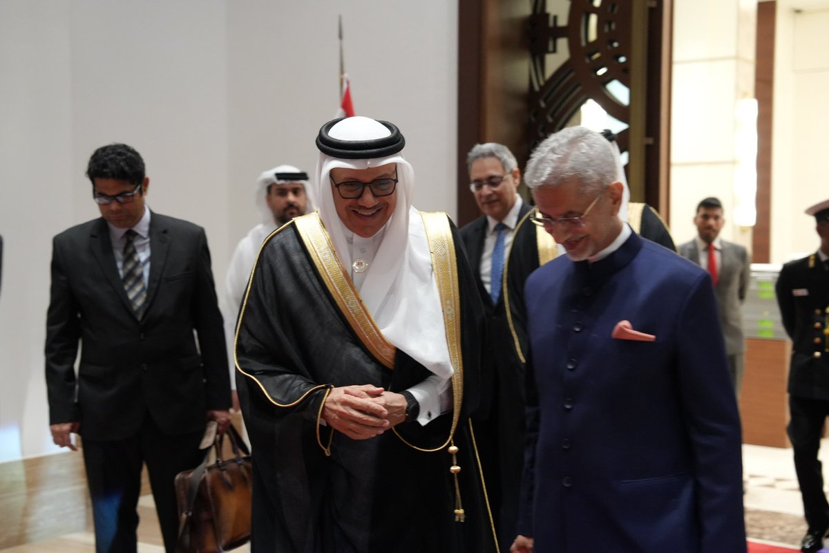 DrSJaishankar's tweet image. Delighted to arrive in Manama this evening. Great to see my brother FM Dr Abdullatif bin Rashid Al Zayani.

Look forward to participating in the Manama Dialogue tomorrow. Confident that our High Joint Commission will be very  productive.

🇮🇳 🇧🇭