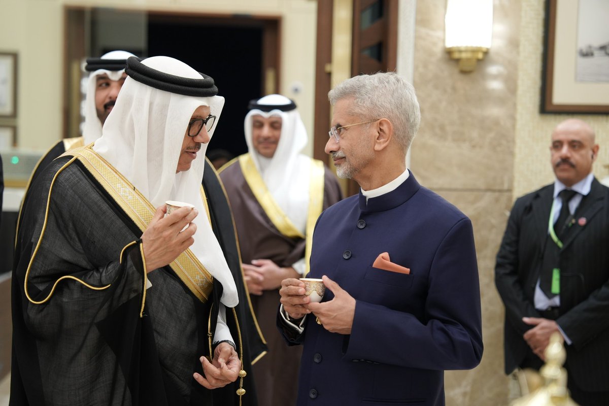 DrSJaishankar's tweet image. Delighted to arrive in Manama this evening. Great to see my brother FM Dr Abdullatif bin Rashid Al Zayani.

Look forward to participating in the Manama Dialogue tomorrow. Confident that our High Joint Commission will be very  productive.

🇮🇳 🇧🇭
