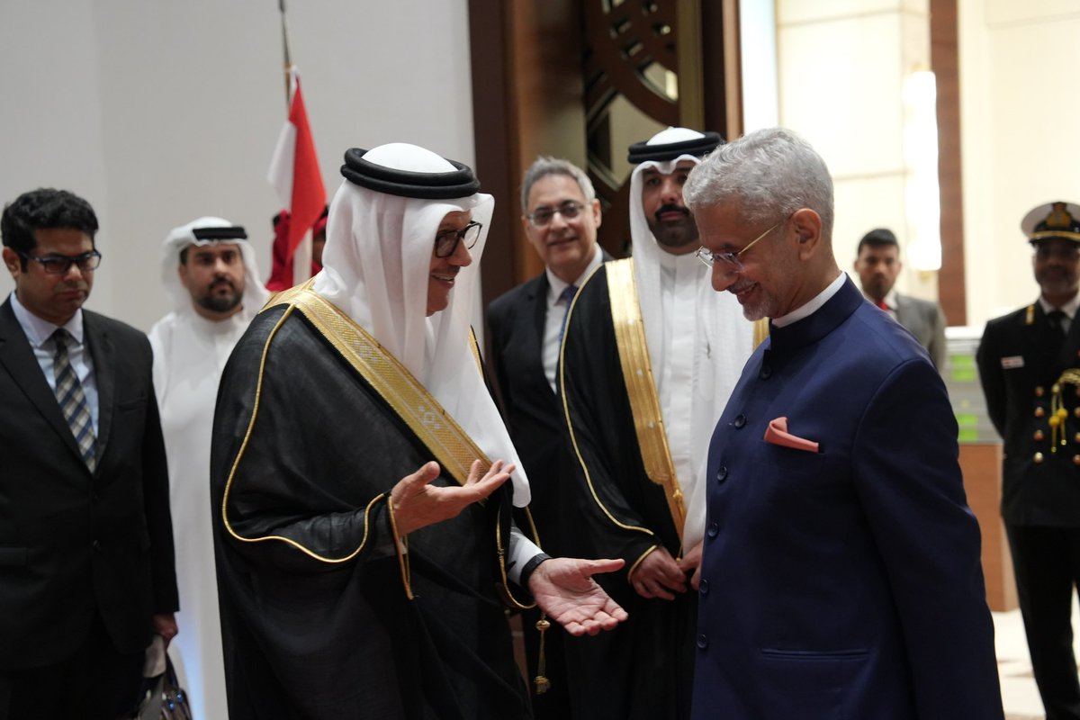 DrSJaishankar's tweet image. Delighted to arrive in Manama this evening. Great to see my brother FM Dr Abdullatif bin Rashid Al Zayani.

Look forward to participating in the Manama Dialogue tomorrow. Confident that our High Joint Commission will be very  productive.

🇮🇳 🇧🇭