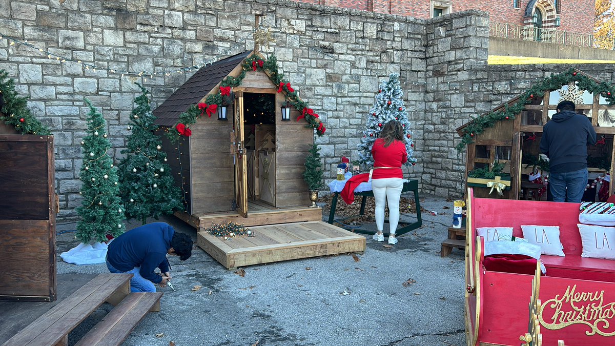 Students donated their Saturday to be part of a neighborhood tour with the stop at Wyandotte being a Christmas Village
#ACEproud