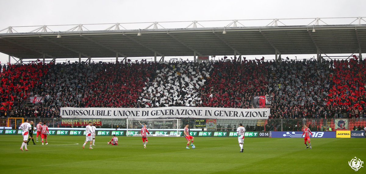 USCremonese's tweet photo. 🎟️ Chiusa la prevendita di #CremoneseReggiana: il dato spettatori 🩶❤️
👉 https://t.co/Qr5Y7DSQbR
#AmarsiAncora #forzagrigiorossi #DaiCremo #SerieBKT #Cremonese #Cremona #CreReg #CremoneseReggiana https://t.co/F7zbeMGic4