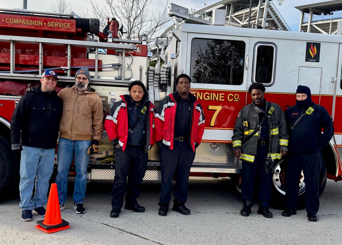 dcfireems's tweet photo. Engine 7 from the Waterside firehouse stopped by Salt Line on 1st St SE to support the DC Firefighters Burn Foundation Christmas tree lot. Proceeds from sales support the Foundation, dedicated to assisting in recovery &amp; rehabilitation of injured firefighters and burn patients. https://t.co/Txm9zYggEh