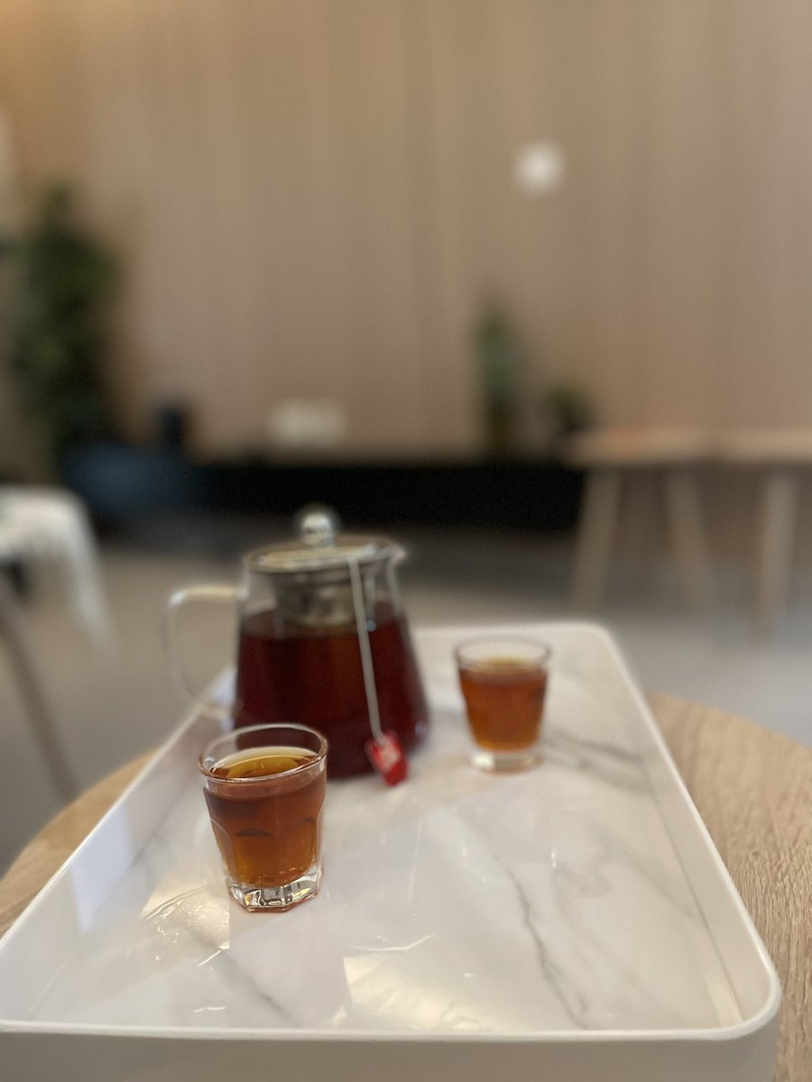 " إنَّما تَطِيبُ الأيام الثِقال بِخِفَّةِ 
الجُلَسَاءِ و كُوب من الشاي "