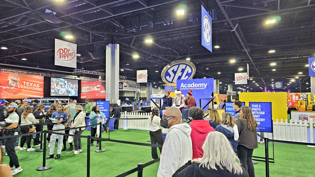 CoachMassey_HPE's tweet photo. Merry Christmas to my classroom. 🎄 Thank you @ga_teachers &amp; @sonicdrivein for the @DonorsChoose giftcard! Fun times at the @drpepper @SEC FanFare Celebration ❤️ #GoDawgs 🖤 #SECChampionship #HaveFunOutThere https://t.co/OGxkTXXOUm