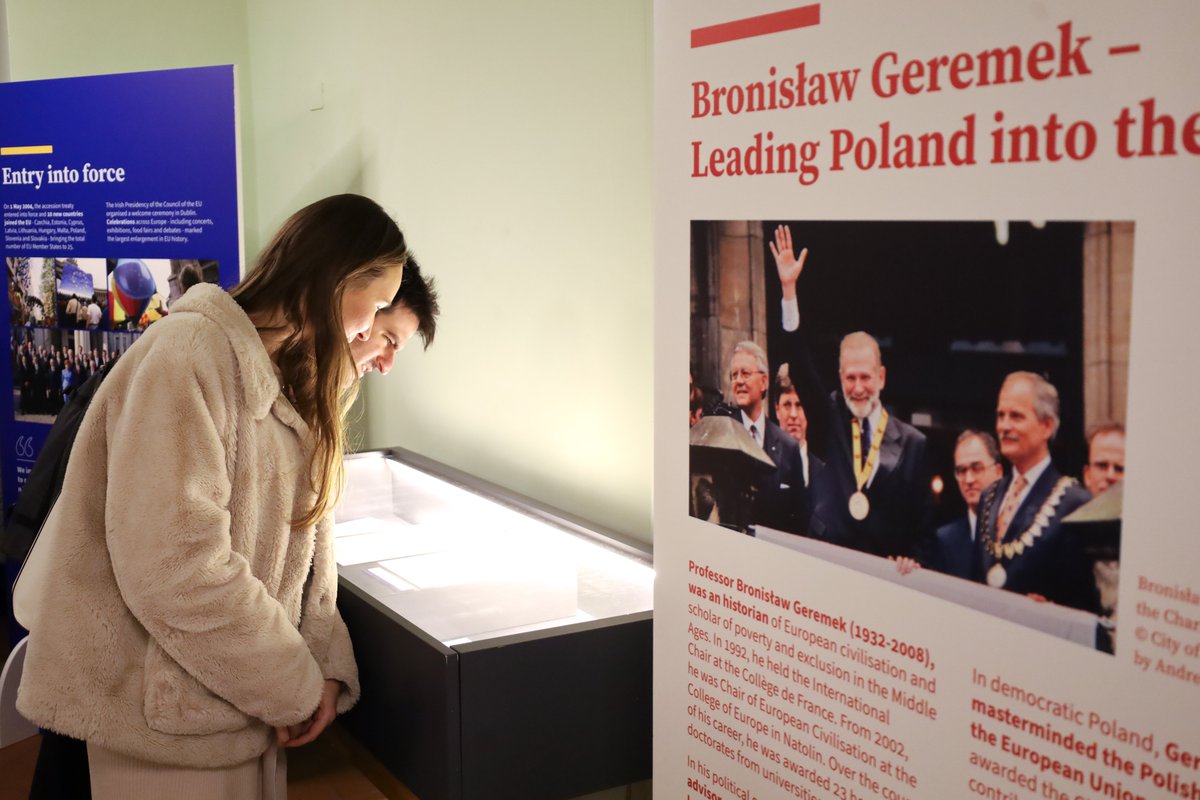 Wojciech Białożyt (@wbialozyt) on Twitter photo I first met Prof. Geremek in 1990s. I am happy <a href="/EUI_EU/">European University Institute</a> inaugurated the Geremek Room at <a href="/STGEUI/">School of Transnational Governance</a> Palazzo Buontalenti. The initiative was supported by 🇵🇱 EUI presidency: <a href="/szeptycki/">Andrzej Szeptycki</a> & <a href="/LukGruszczynski/">Lukasz Gruszczynski</a>. Thanks to <a href="/patriziananz/">Patrizia Nanz</a> & <a href="/gpapak/">Papaconstantinou G</a> for their leadership! <a href="/PLinItalia/">Ambasciata di Polonia a Roma</a> <a href="/rscholtalbers/">ʀᴏᴇʟᴀɴᴅ scʜᴏʟᴛᴀʟʙᴇrs</a> I first met Prof. Geremek in 1990s. I am happy <a href="/EUI_EU/">European University Institute</a> inaugurated the Geremek Room at <a href="/STGEUI/">School of Transnational Governance</a> Palazzo Buontalenti. The initiative was supported by 🇵🇱 EUI presidency: <a href="/szeptycki/">Andrzej Szeptycki</a> & <a href="/LukGruszczynski/">Lukasz Gruszczynski</a>. Thanks to <a href="/patriziananz/">Patrizia Nanz</a> & <a href="/gpapak/">Papaconstantinou G</a> for their leadership! <a href="/PLinItalia/">Ambasciata di Polonia a Roma</a> <a href="/rscholtalbers/">ʀᴏᴇʟᴀɴᴅ scʜᴏʟᴛᴀʟʙᴇrs</a>