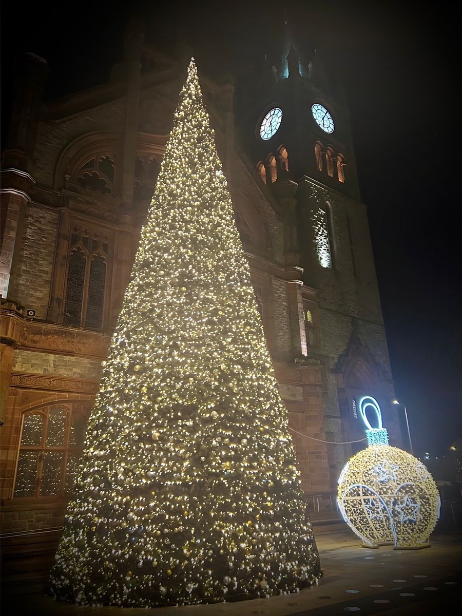 MaryforDerry's tweet photo. Isn’t she lovely?
🎄 An Crann Nollag ag lonrú go maorga ar Chearnóg Halla na Cathrach 😊❤️ 🌟
#Nollaig24 #StormDarragh #DerryChristmas #supportlocal #crann #christmastree #Nollaig #Doire #LoveDerry https://t.co/cAVHHhsBQg