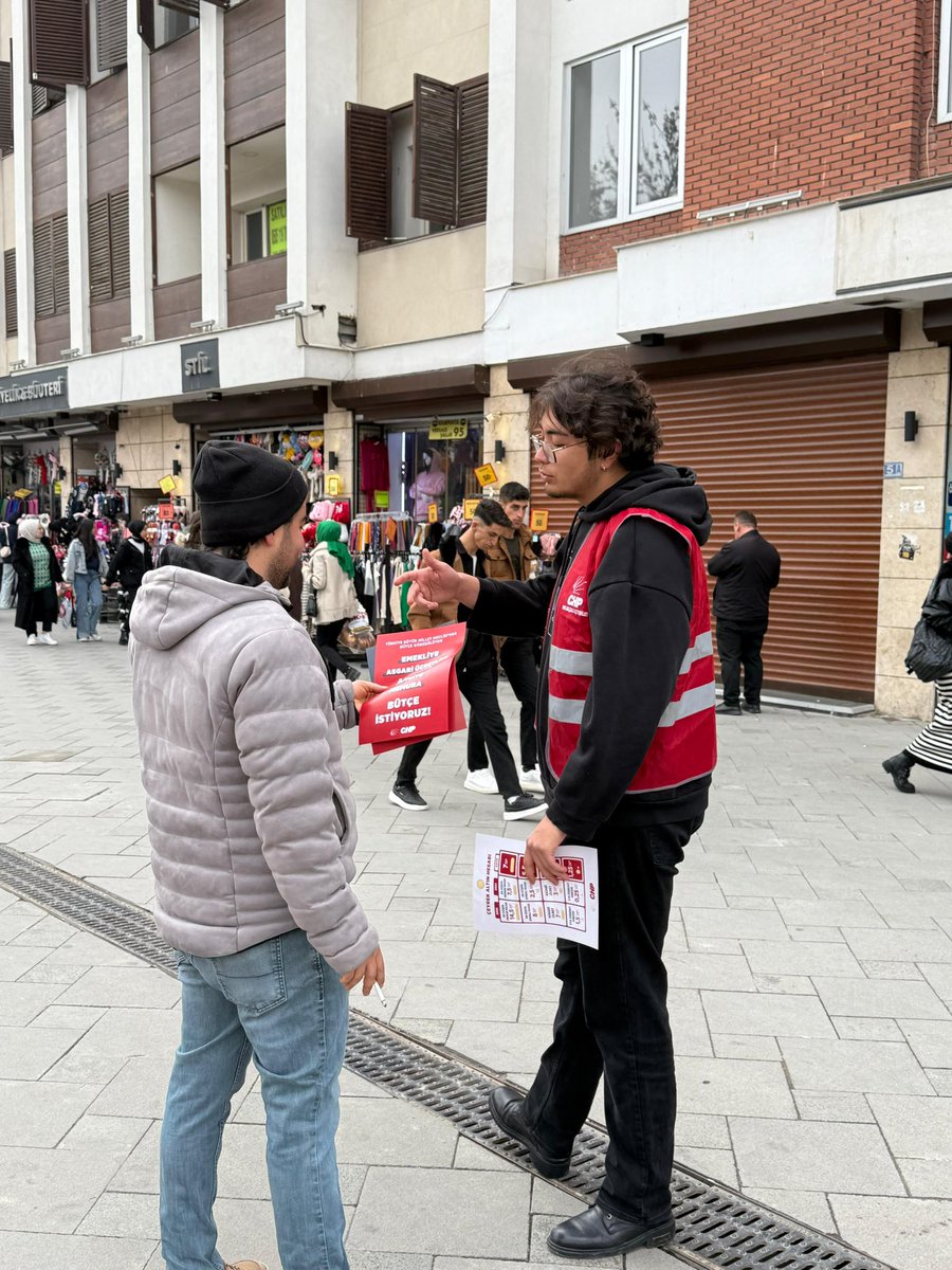 alinacicobanog's tweet photo. Bugün Camlı Köşk önünde Selçuklu Kadın Kolları Başkanımız Refiye ÖZÇELEBİ ve yönetim kurulu , Selçuklu Gençlik Kolları Başkanımız Oğulcan Aydınoğlu ve yönetim kurulu ile birlikte ilçe yönetim kurulu üyelerimizle emeklilerimiz ve  asgari ücretle çalışan vatandaşlarımız için https://t.co/RKgvDmTl4R