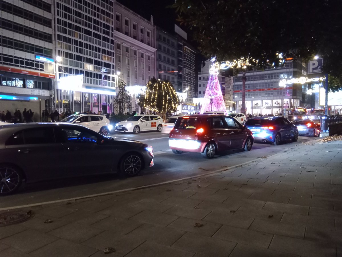 Como es posible que con uno de los mejores transportes públicos de España, tengamos todos los parkings públicos del centro, ensanche, ... con la luz roja de completo y colas para entrar