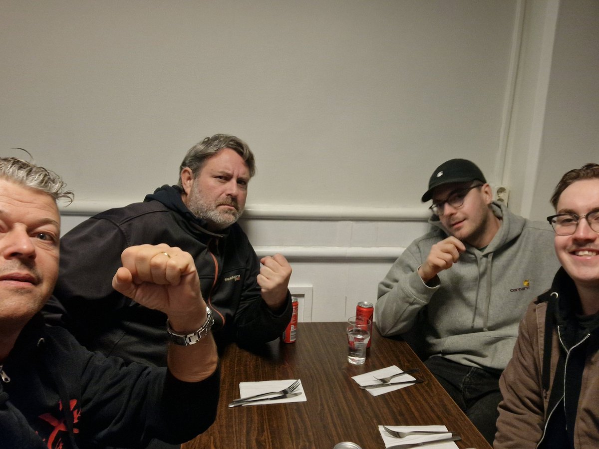 kanson6's tweet photo. Samma hak som alltid innan Kafé De Lux och kvällens konsert med @charta77 och #ulke.. 
Någon saknas...
Ping @ThimmieKarlsson https://t.co/hfMiH7nZRW