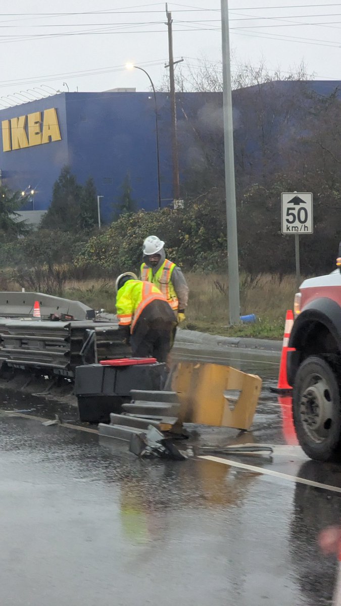lgman83's tweet photo. @NewsRadioVAN @CityofVancouver Repairing the middle divider after the Bridgeport Rd exit. #Richmond #knightstreet https://t.co/wHtiscCvCH