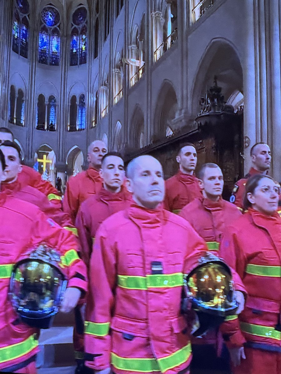 FeeClochette911's tweet photo. L’hommage aux pompiers 🤩🤩🤩

#NotreDameDeParis https://t.co/HksjXCngNg