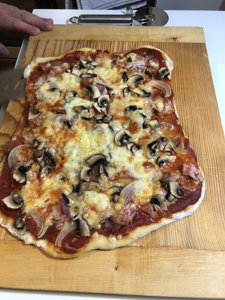 Pizza mit 24h Teig. Liebe voll von <a href="/micha5678/">Törtchenkönig 🍰</a> belegt