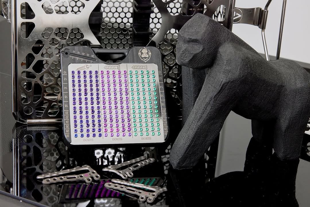 agomedmedizin's tweet image. KING KONG Multidirectional Radius System 2.5 🦍

Designed for complex distal radius fractures, featuring a low-profile, atraumatic titanium plate for precision &amp;amp; patient comfort.

Learn more today! 💬
#KingKongSystem #orthopedicsurgery #titaniumimplants #innovation
#AGOMED