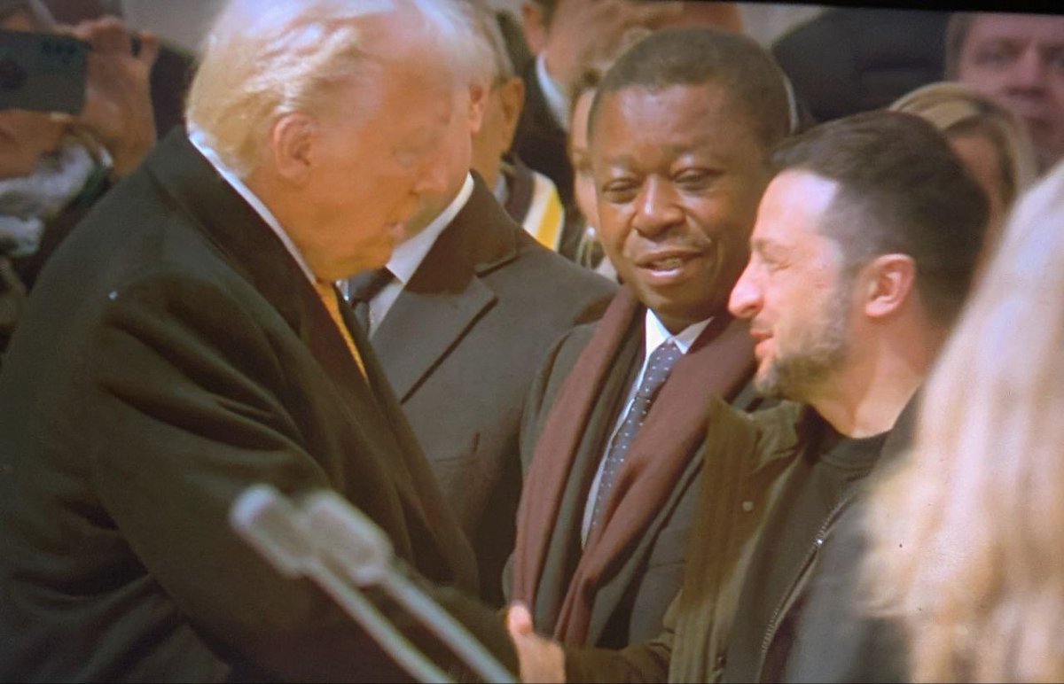 🇺🇦🇺🇸🇫🇷 Everyone applauded when Zelensky entered Notre Dame Cathedral, and Trump came up again to congratulate the Ukrainian president.