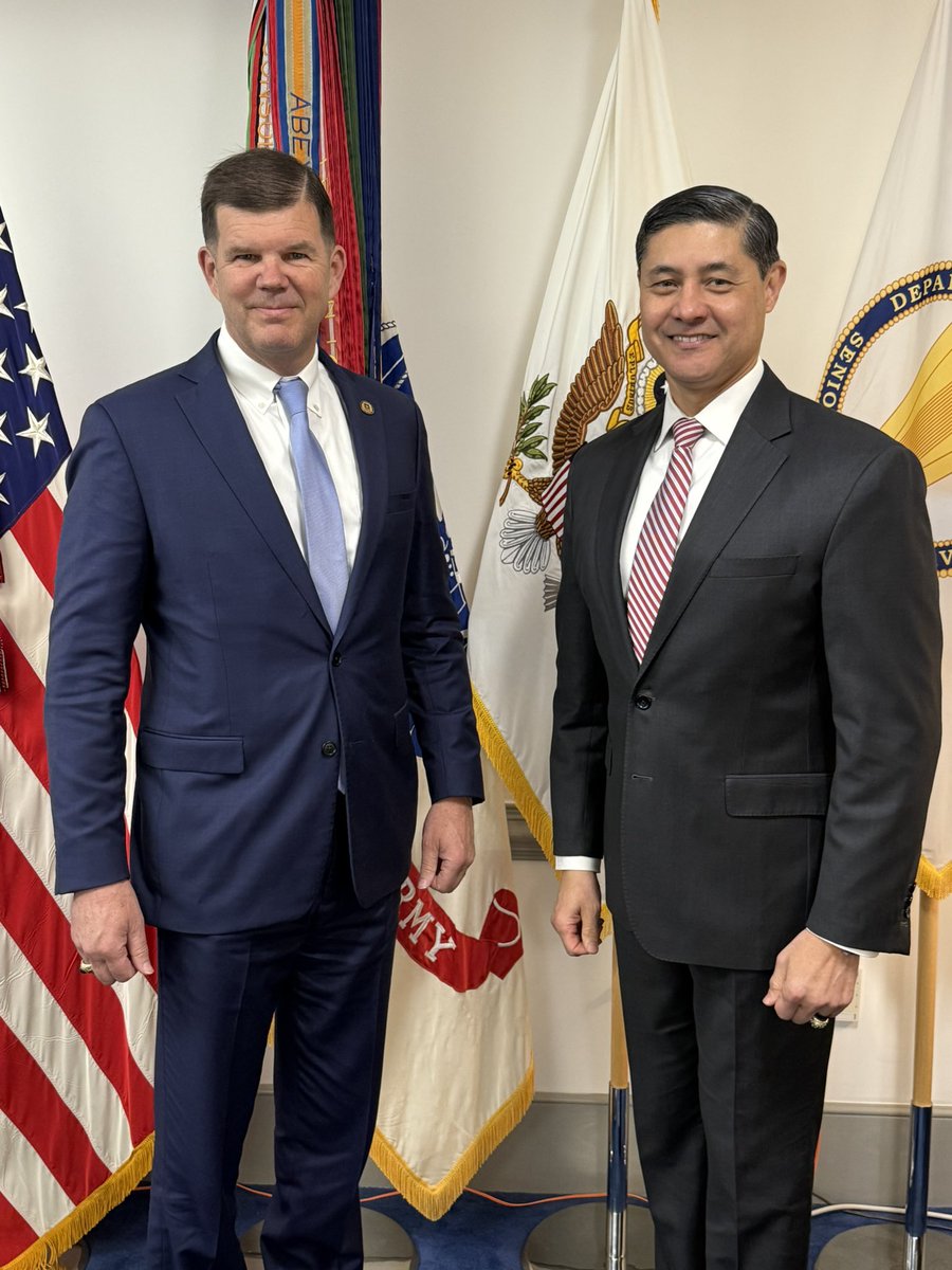 Quick trip to the Pentagon yesterday to celebrate my former Army staff Exec Assistant Nadine Nall’s retirement after 40 yrs of service and a lunch with my good friend and current Dep Under Secretary of Army Mario Diaz. Great to reconnect with members of my Army tribe!