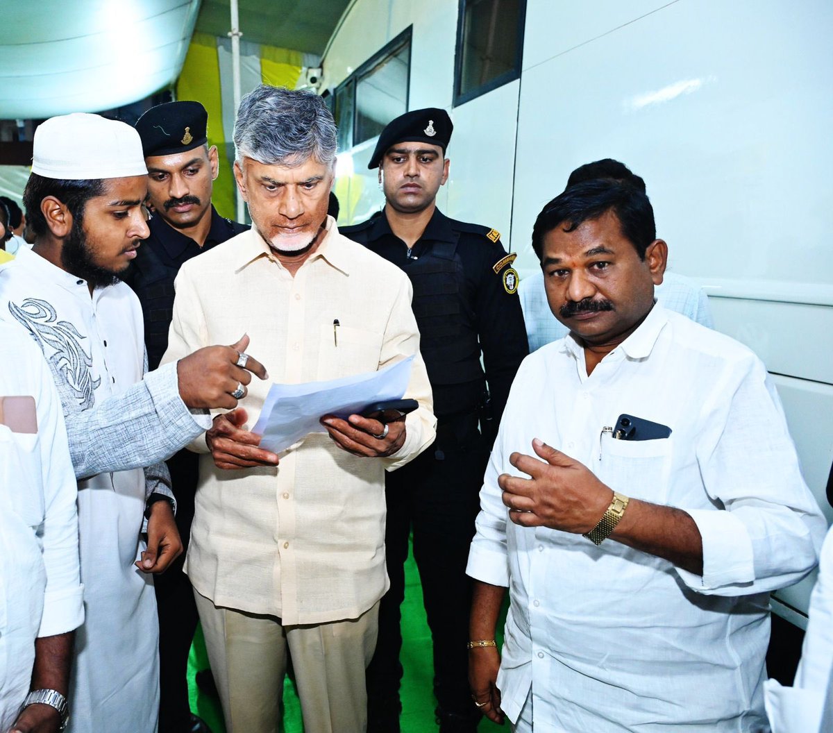 MdimrAN_TDP's tweet photo. గౌరవ *ఆంధ్రప్రదేశ్ రాష్ట్ర ముఖ్యమంత్రివర్యులు శ్రీ నారా చంద్రబాబు నాయుడు గారికి విశాఖ పార్టీ కార్యాలయంలో *𝗠.𝗦.𝗦.𝗢 అధ్యక్షుడు మరియు రాష్ట్ర మైనారిటీ యువ నాయకులు మహ్మద్ ఇమ్రాన్*  పలు కీలకమైన మైనారిటీ సమస్యలు గురించి మరియూ విశాఖపట్నంలో ఉన్న సమస్యలు గురించి వివరించడం జరిగింది https://t.co/Xp18DMvMrK