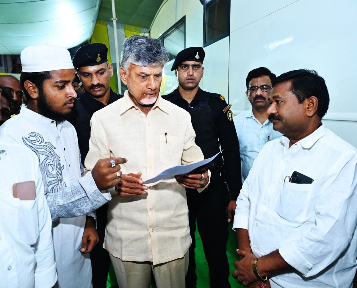 MdimrAN_TDP's tweet photo. గౌరవ *ఆంధ్రప్రదేశ్ రాష్ట్ర ముఖ్యమంత్రివర్యులు శ్రీ నారా చంద్రబాబు నాయుడు గారికి విశాఖ పార్టీ కార్యాలయంలో *𝗠.𝗦.𝗦.𝗢 అధ్యక్షుడు మరియు రాష్ట్ర మైనారిటీ యువ నాయకులు మహ్మద్ ఇమ్రాన్*  పలు కీలకమైన మైనారిటీ సమస్యలు గురించి మరియూ విశాఖపట్నంలో ఉన్న సమస్యలు గురించి వివరించడం జరిగింది https://t.co/Xp18DMvMrK