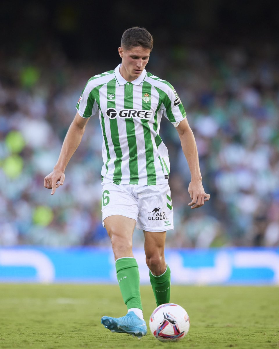 portalbetis's tweet photo. Voy a soltar un facto.
Sergi Altimira está haciendo un temporadón, pese a que semana tras semana os empeñáis (algunos) en defenestrarlo.
Hoy ha dado una masterclass estando arropadito por Mateo y no solo, como últimamente.
Es más, si jugase en Real Sociedad o Valencia... ya sería internacional.
