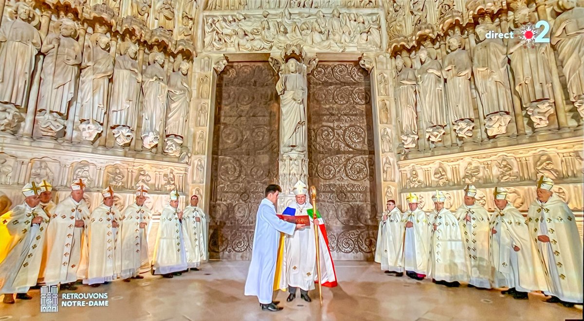 ノートルダム大聖堂 の鐘が鳴り響いた後、大司教が大聖堂の扉を杖で