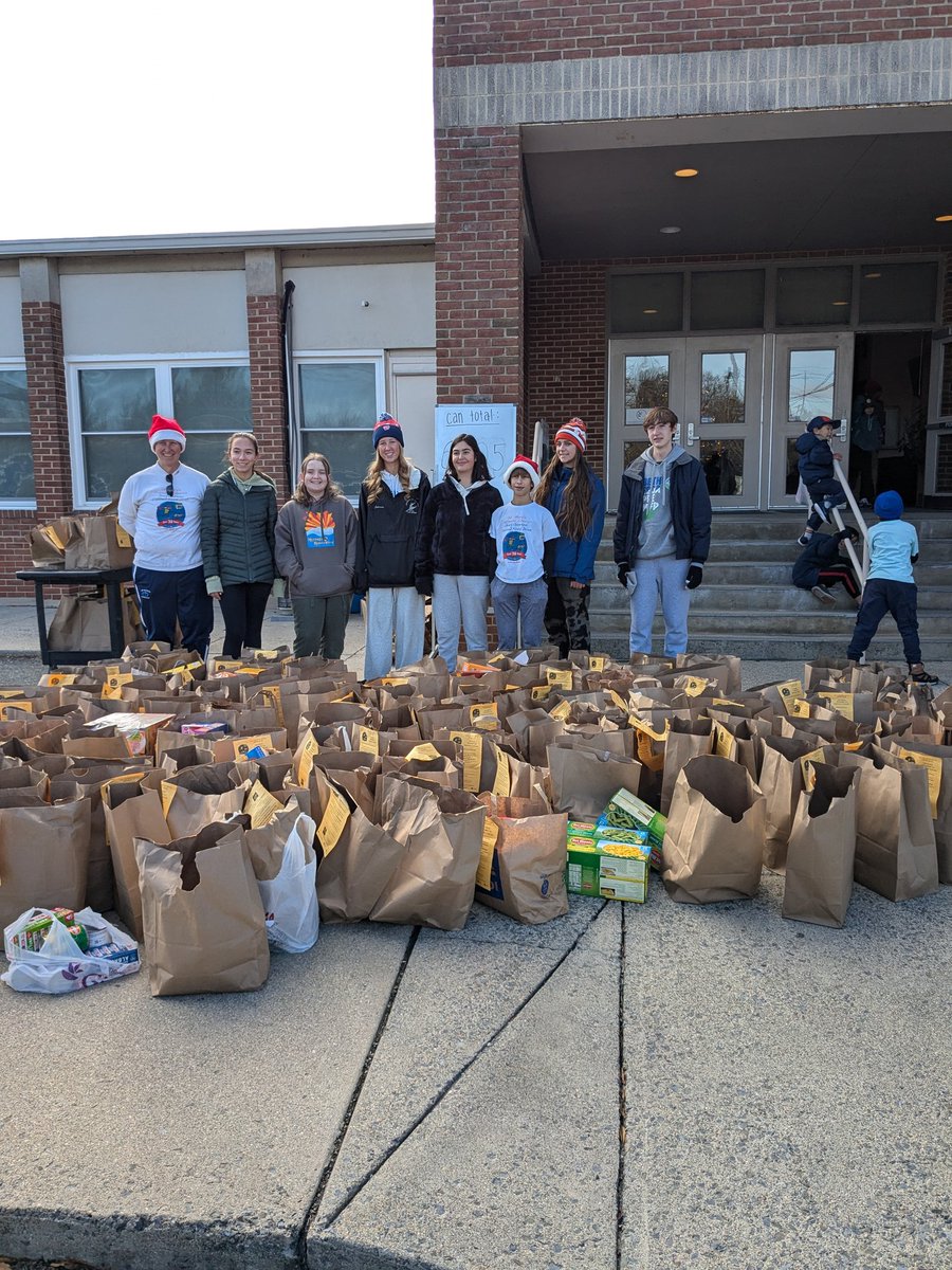 SMSAlumniRock's tweet photo. It was a very successful morning collecting for the @GGCFD30 Food Drive! Thanks to all of our Alumni (some pictured here) who helped out! 
#WhyStMarysRockville 
#GGCFD 
#ADWSaints https://t.co/WZY3iGPrnV