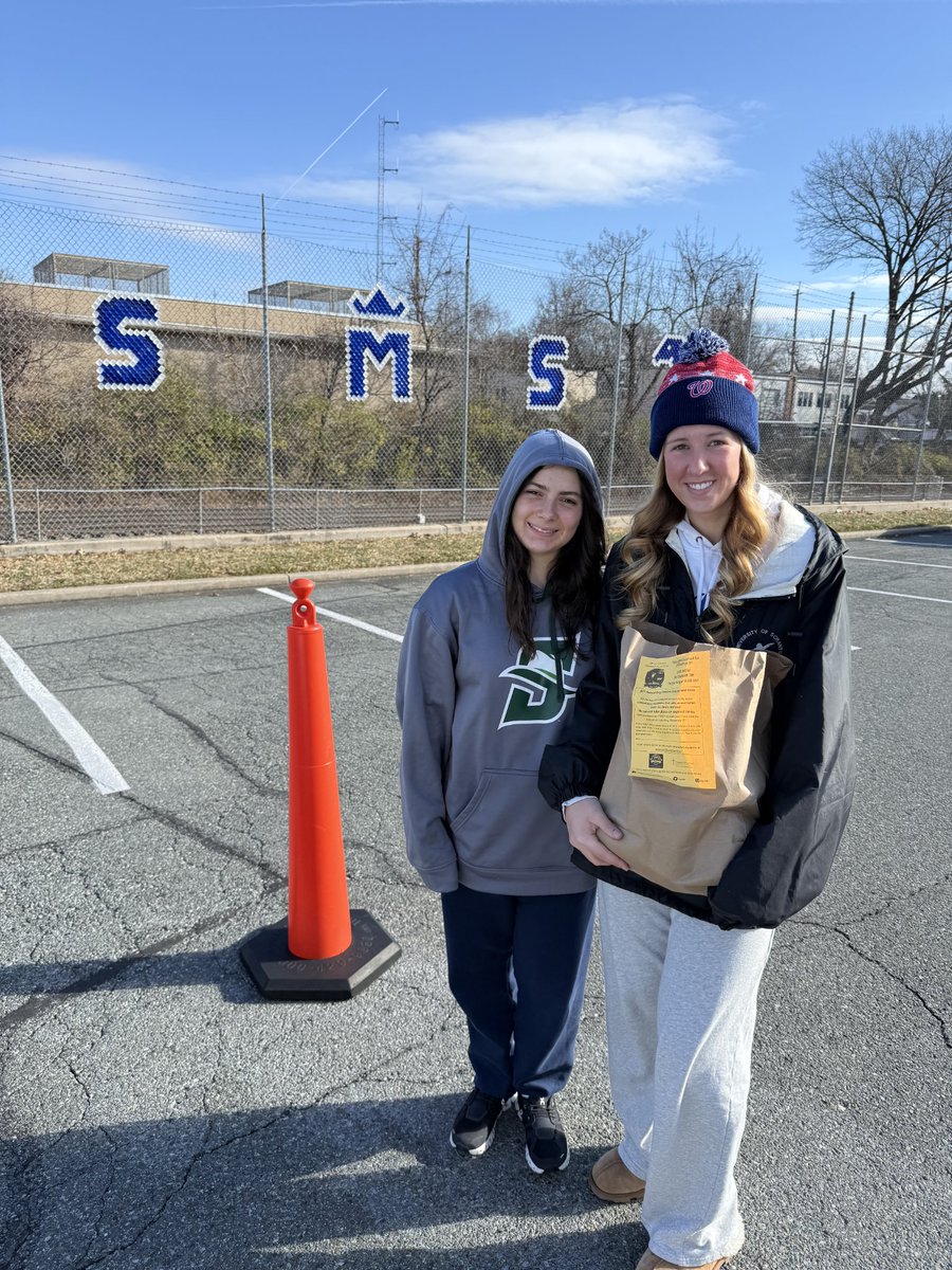 SMSAlumniRock's tweet photo. It was a very successful morning collecting for the @GGCFD30 Food Drive! Thanks to all of our Alumni (some pictured here) who helped out! 
#WhyStMarysRockville 
#GGCFD 
#ADWSaints https://t.co/WZY3iGPrnV