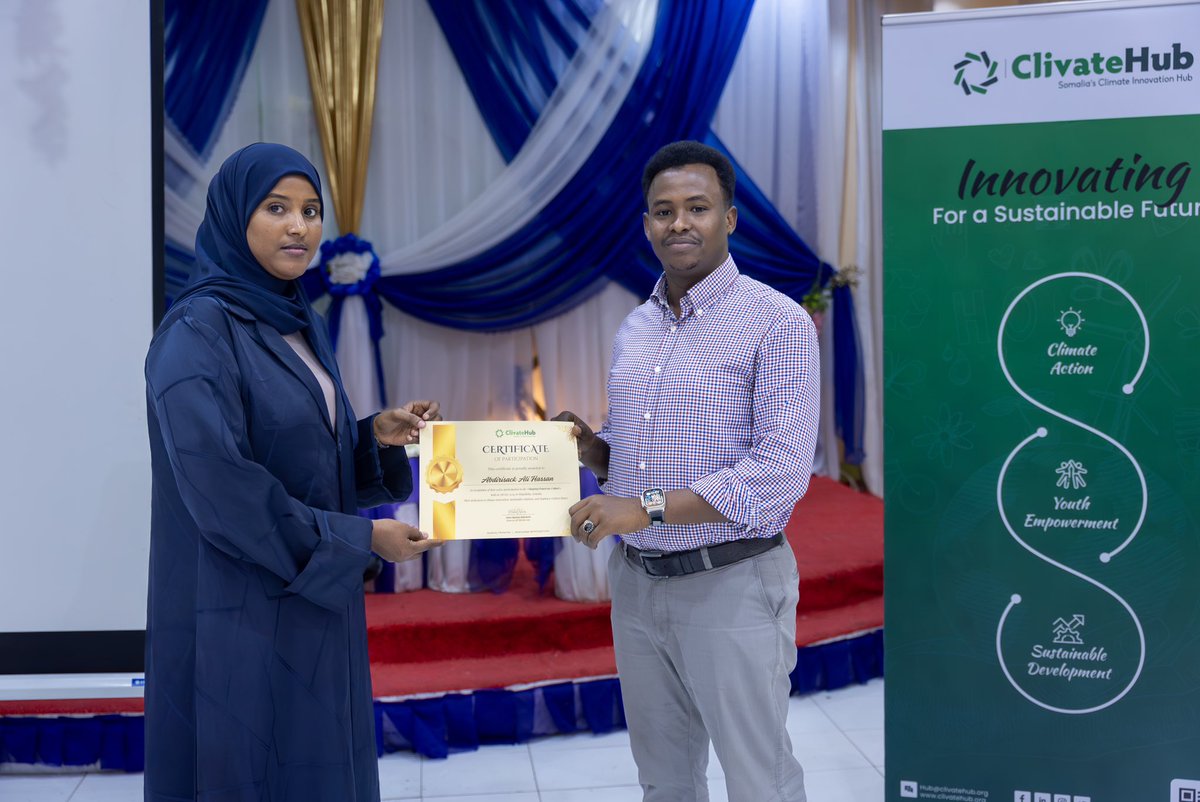 HornThriveHub's tweet photo. 3/4 The teams showcased innovative ideas to address these challenges, proving the potential of youth-led solutions in creating real impact. 

Today, we awarded certificates to our amazing participants for their dedication &amp; commitment to climate action. 🙌 https://t.co/QyMpSzI9ag