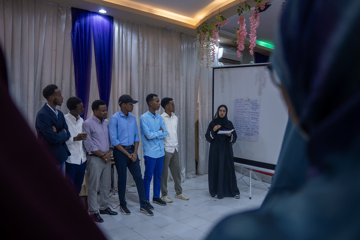 HornThriveHub's tweet photo. 3/4 The teams showcased innovative ideas to address these challenges, proving the potential of youth-led solutions in creating real impact. 

Today, we awarded certificates to our amazing participants for their dedication &amp; commitment to climate action. 🙌 https://t.co/QyMpSzI9ag