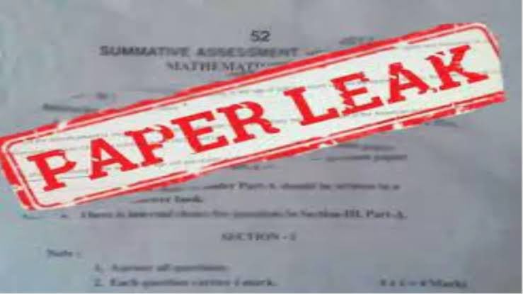 #Paperleak सरकारी परीक्षाओं में पेपर लीक अब देश की एक बहुत गंभीर समस्या बन चुकी है चाहे कोई सा भी राज्य हो या बड़े बड़े केंद्रीय स्तर की परीक्षाओं में भी पेपर लीक भी आए दिन घटनाएँ हो रही है कहीं कम कहीं ज़्यादा ।कहीं सरकार के लोगों  के सरक्षण में तो कहीं सरकार रोकने में नाकाम हो