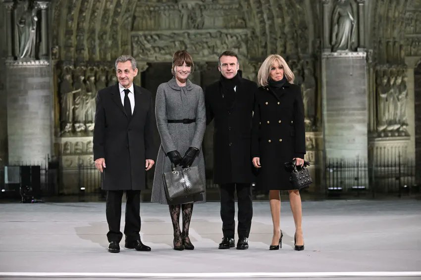 "Mesdames et Messieurs, 
La cérémonie va commencer. Merci d'éteindre vos téléphones portables et vos bracelets électroniques".