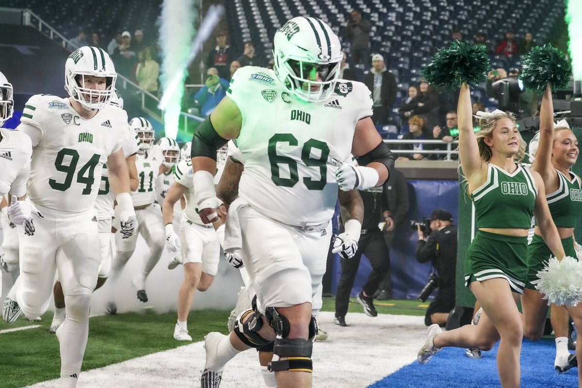 BobcatShowcase's tweet photo. Halftime at the MAC Championship

@OhioFootball: 21
@MiamiOHFootball: 3

📸: @CMallonn https://t.co/XEnyAQHabQ