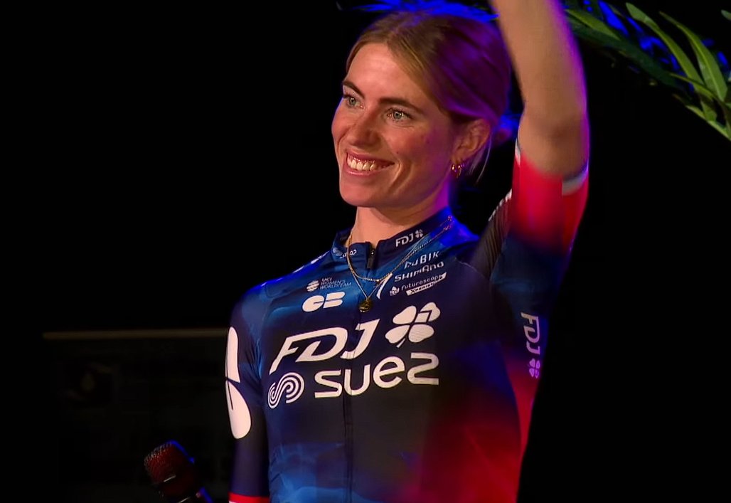 DansLaMusette's tweet photo. Ok tout ceci est donc bien réel.
(plus beau maillot du monde, ça bouge pas) https://t.co/Z9J0ut7E3d