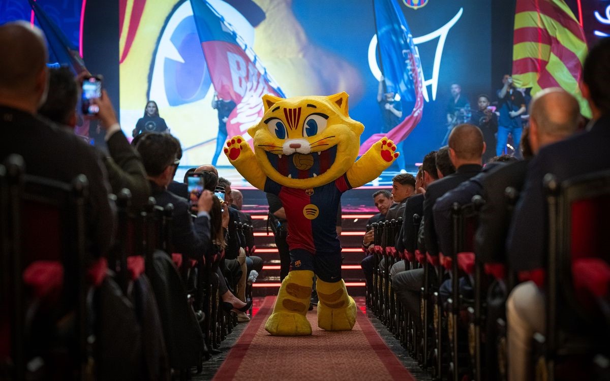 sants3radio's tweet photo. La nova mascota del Barça "Cat" és obra dels germans Grangel, del barri de la Bordeta.🐱🟦🟥
Jordi i Carles Grangel son dibuixants i escultors d'infinitat de personatges d'animació, que dissenyen al seu estudi de la rambla Badal.

📰Notícia📸👉https://t.co/LBx1ar0xVh https://t.co/kfFR58B2uw