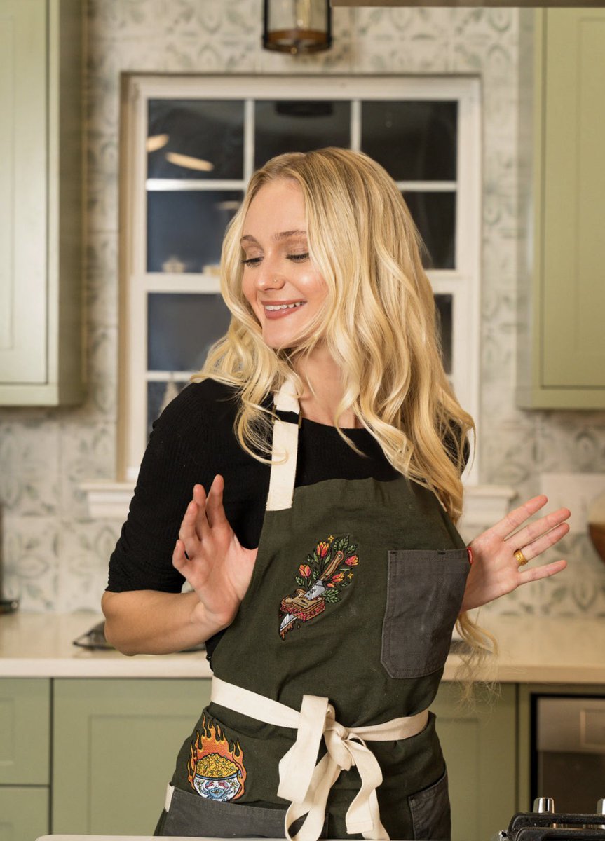 My very first apron is coming out this December 9th on hedley and Bennetts website! So excited about this we worked on the design of the apron for many many months to make sure the apron tells a story as well  ❤️