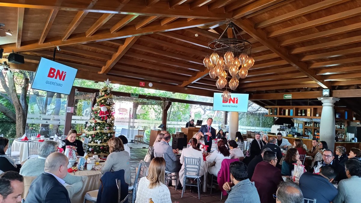 BNI_Queretaro's tweet photo. Nos tocó celebrar y reconocer a los empresarios cuyo trabajo y compromiso ha servido para generar más negocios a sus compañeros. ¡Gracias por su constancia! 16 años de BNI Querétaro. https://t.co/5n8H4fymCm