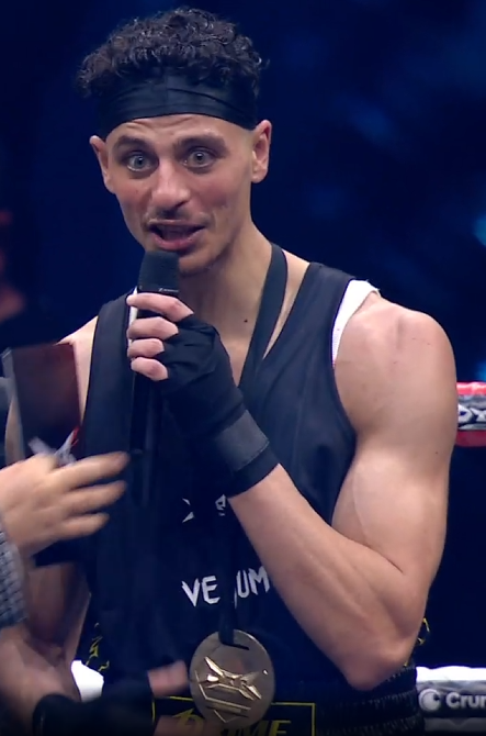OthmaneAulnay's tweet photo. Prime qui va revendre sa médaille d'or pour s'acheter des clopes et la faire passer en frais de société #DTRFight https://t.co/sqZo6aNarl