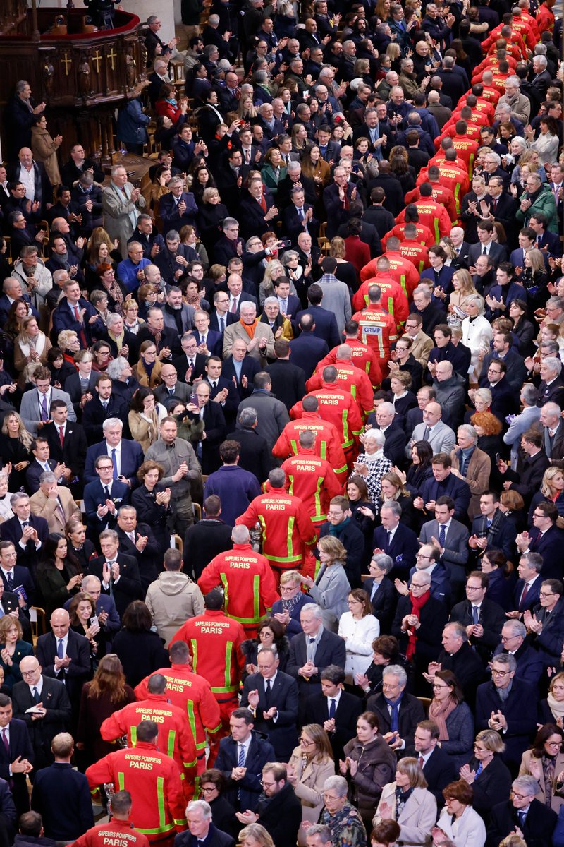 Aux sauveurs de Notre-Dame et à ceux qui l'ont rebâtie, vous avez la reconnaissance de tout un pays. De toute la France.