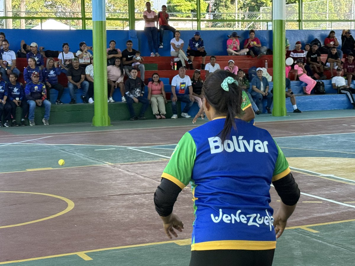 Alexandercbo_'s tweet photo. Damos la bienvenida a nuestro @comandosergioh a los espacios del Parque Bolívar, sede de @imjuderaocbo, donde se desarrolla el Torneo de Béisbol Five. Una extraordinaria actividad para los amantes del deporte en Ciudad Bolívar. https://t.co/M2bTubWwHf