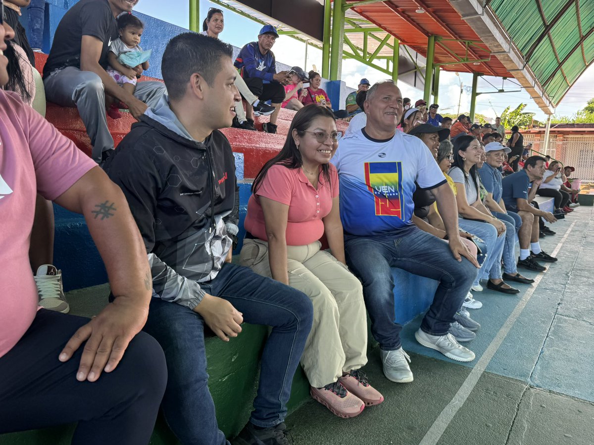 Alexandercbo_'s tweet photo. Damos la bienvenida a nuestro @comandosergioh a los espacios del Parque Bolívar, sede de @imjuderaocbo, donde se desarrolla el Torneo de Béisbol Five. Una extraordinaria actividad para los amantes del deporte en Ciudad Bolívar. https://t.co/M2bTubWwHf