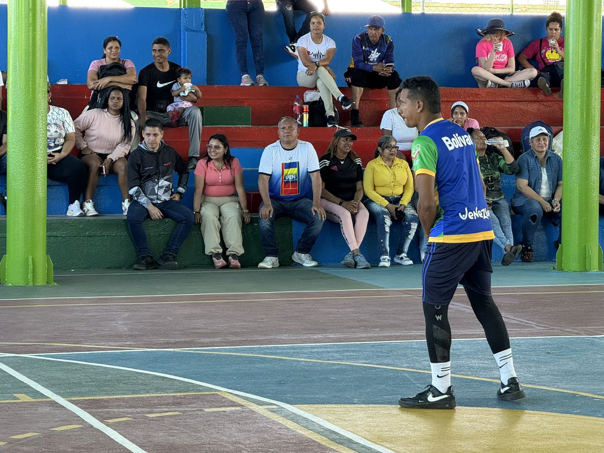 Alexandercbo_'s tweet photo. Damos la bienvenida a nuestro @comandosergioh a los espacios del Parque Bolívar, sede de @imjuderaocbo, donde se desarrolla el Torneo de Béisbol Five. Una extraordinaria actividad para los amantes del deporte en Ciudad Bolívar. https://t.co/M2bTubWwHf