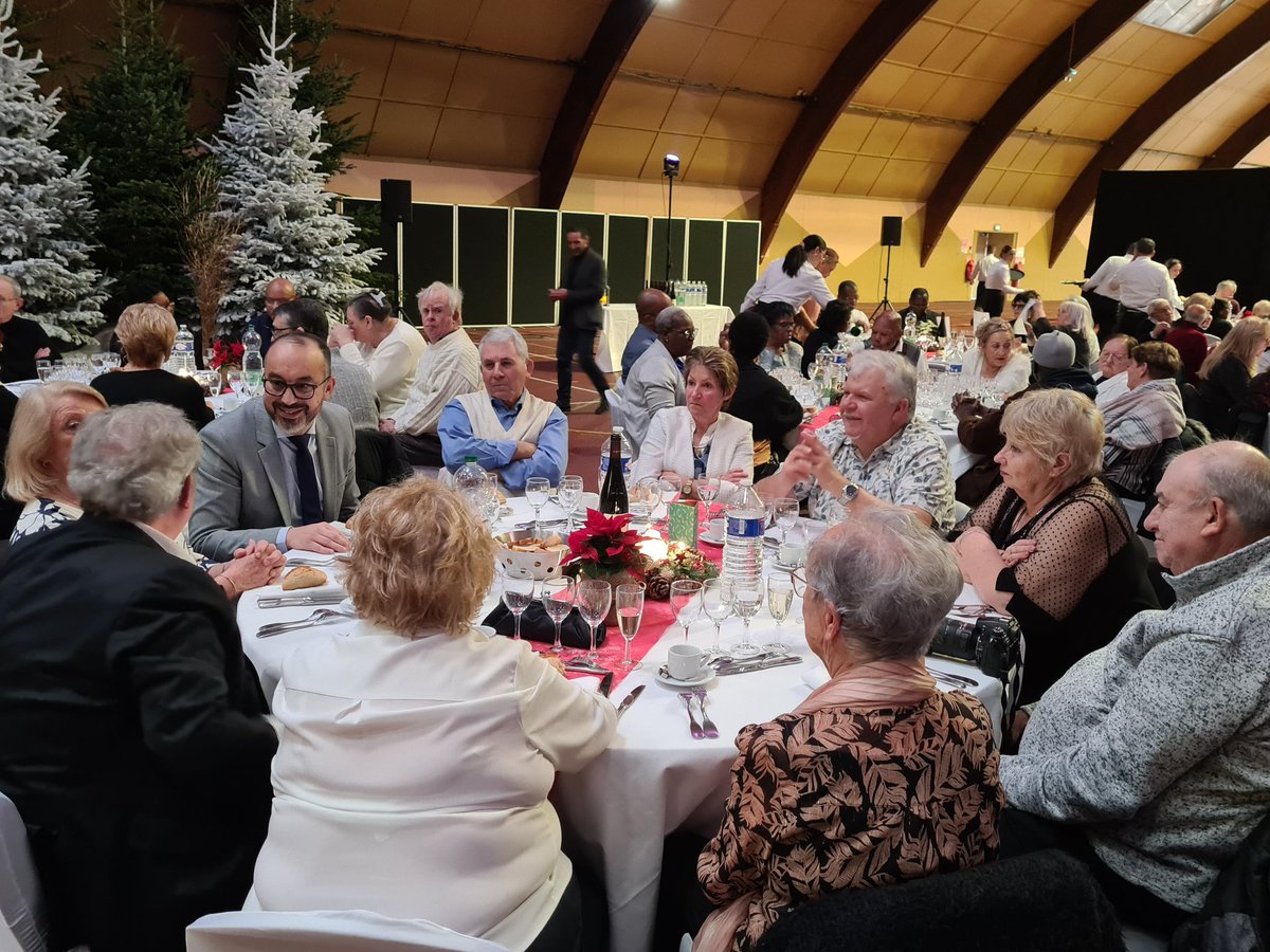 👵👴 Plus de 500 seniors présents au traditionnel repas des anciens de <a href="/goussainville95/">Ville Goussainville</a> 

Des échanges dans la bonne humeur, un moment de partage convivial et nécessaire pour créer du lien social et rompre l'isolement à l'approche des fêtes