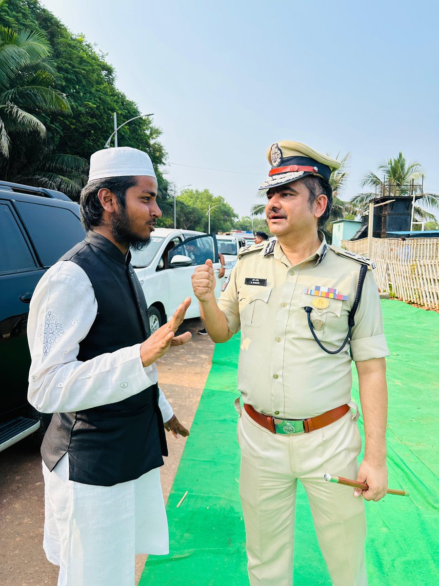 MdimrAN_TDP's tweet photo. M.S.S.O PRESIDENT AND STATE MINORITY YOUTH LEADER MOHAMMAD Imran was appreciated by the Commissioner of Police VISAKHPATNAM Shri Sanka  Brata Bagchi ji for his tremendous work for the society as a good social service and as he’s doing n taking a great initiatives…. https://t.co/8nM3Zqpeq1