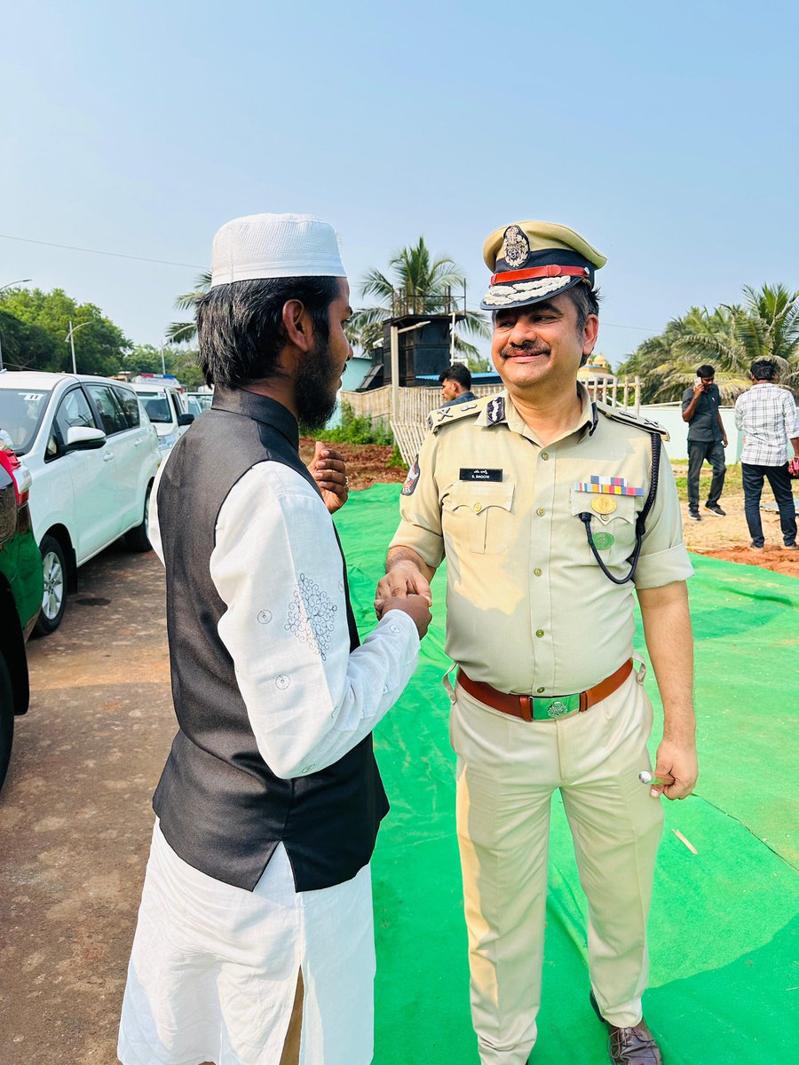 MdimrAN_TDP's tweet photo. M.S.S.O PRESIDENT AND STATE MINORITY YOUTH LEADER MOHAMMAD Imran was appreciated by the Commissioner of Police VISAKHPATNAM Shri Sanka  Brata Bagchi ji for his tremendous work for the society as a good social service and as he’s doing n taking a great initiatives…. https://t.co/8nM3Zqpeq1