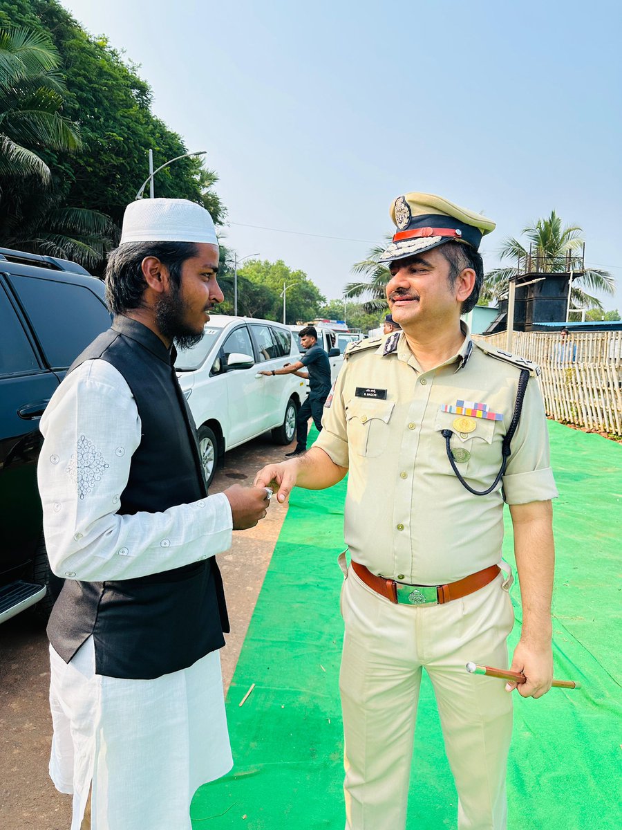 MdimrAN_TDP's tweet photo. M.S.S.O PRESIDENT AND STATE MINORITY YOUTH LEADER MOHAMMAD Imran was appreciated by the Commissioner of Police VISAKHPATNAM Shri Sanka  Brata Bagchi ji for his tremendous work for the society as a good social service and as he’s doing n taking a great initiatives…. https://t.co/8nM3Zqpeq1