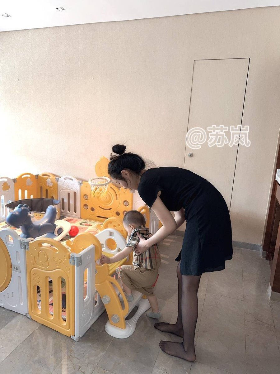 cf_lea's tweet photo. 带娃日常，黑丝有点滑
但是没办法，妈妈一会儿要出去见“朋友” https://t.co/zHgHNLkvkR
