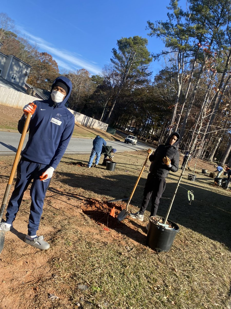 Redan Boys Basketball giving back to the community! 🌳 Today, the team came together to plant trees in the Hidden Hills neighborhood, showing that teamwork goes beyond the court. Proud of our athletes for making a positive impact and helping create a greener future! 🏀💚 💙🩶