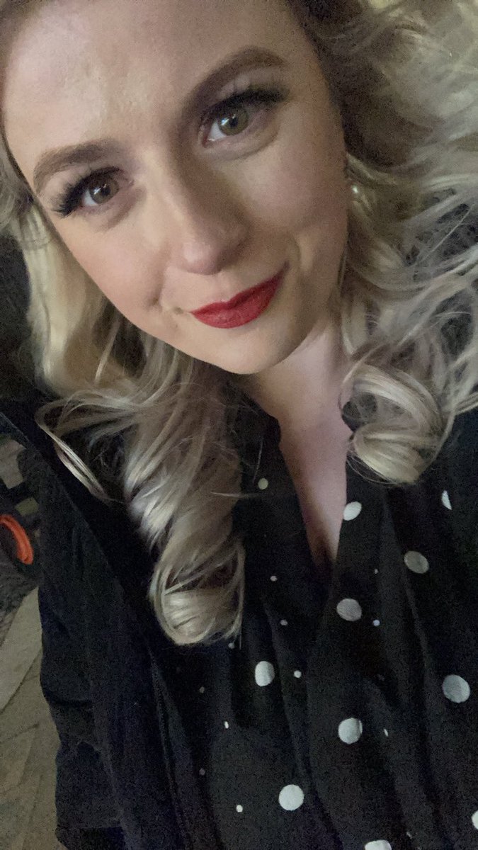 Queen_C_X's tweet photo. Night out in town! Should I head to spoons? #spoons #spoonspigs https://t.co/2I4jmY6PdC