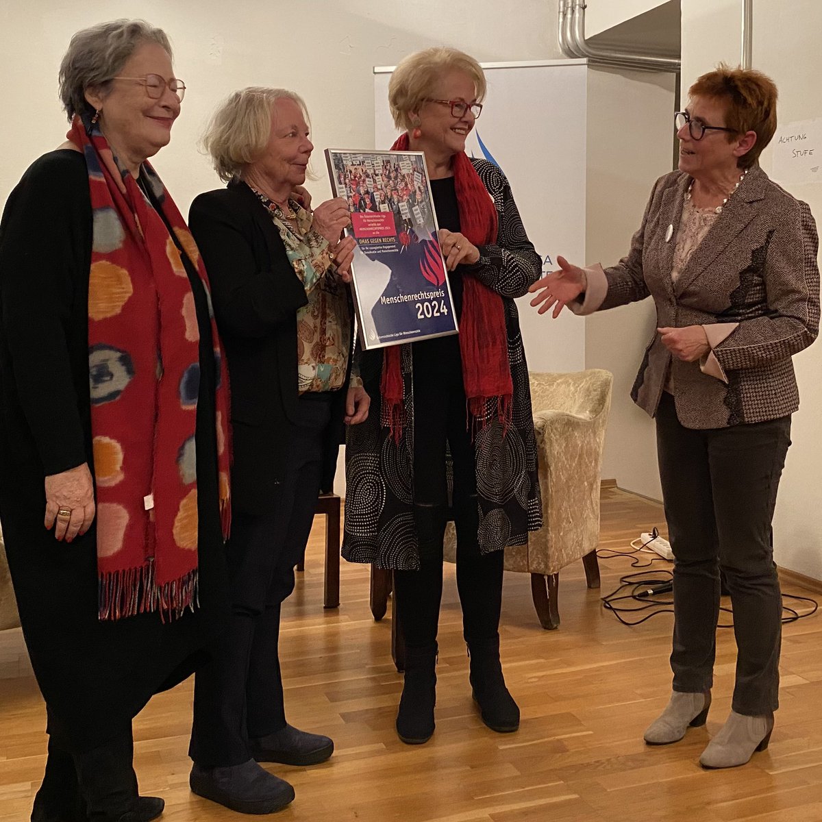 Die Omas gegen Rechts haben heute den Menschenrechtspreis der Österreichischen Liga für Menschenrechte erhalten! Hochverdient! War eine große Ehre für mich, dass ich die Laudatio halten durfte. Gratuliere den Omas sehr, sehr herzlich!!!