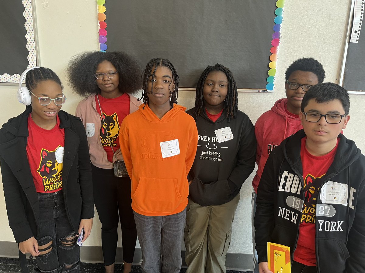 MissAllenAPS's tweet photo. 🎉 Huge congratulations to our incredible students @apsyoungms for their amazing performance in the Region 5 PAGE Academic Bowl, finishing with a strong 3-2 record! 🏆📚 Your hard work and teamwork shine bright! 🌟👏 Go Wolfpack! 🙌 @JCYOrchestra https://t.co/nbx7BPwMiH