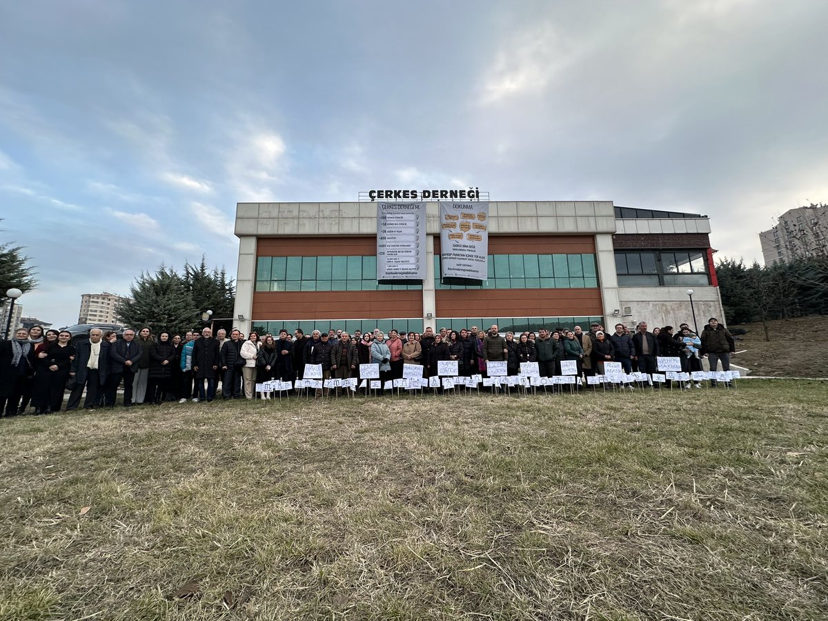 cerkesdernegi's tweet photo. Çerkes Derneği Yaşamkent Süreci ile İlgili İkinci İstişare Toplantısı Yapıldı
Çerkes Derneği Yaşamkent Sosyal Tesisleri ile ilgili devam eden süreç kapsamında üyelerimizle bir kez daha bir araya geldik. Yaşamkent Sosyal Tesisleri’nde düzenlenen ikinci istişare toplantısına yoğun bir katılım sağlanırken, süreç hakkında detaylı bilgilendirme yapıldı. Belediye ile müzakere sürecindeki alternatif çözüm önerileri avantajları ve dezavantajları ile birlikte ele alındı. Bu konuda ayrı bir müzakere heyeti oluşturulması ve belediye ile müzakerelerin başlatılması hususunda üyelerin görüşleri alındı.
Toplantı öncesinde, dernek binası önünde üyeler topluca bir araya gelerek dayanışma mesajı verdi. Üyeler ve özellikle gençler, üzerinde Çerkes sülale armaları yer alan dövizlerle anatavan ile bağlarımızı simgeleyen Maykop Parkında sürece dair kararlılıklarını vurguladı. Başkanımız Yusuf Hatuk, tesisimizin korunması ve derneğin sosyal, kültürel faaliyetlerini sürdürebilmesi için her türlü hukuki ve toplumsal mücadelenin kararlılıkla sürdürüleceğini ifade etti.
Dernek binamıza asılı pankartlarda, sürecin dernek ve toplum üzerindeki etkilerine dikkat çekilirken, tesisin Çerkes Derneği’ne ait olduğu ve Çerkes kimliğinin yaşatılması için kritik bir öneme sahip olduğu vurgulandı. “Çerkes Derneği’ne Dokunma” sloganıyla öne çıkan kampanya, hem yerel hem de ulusal düzeyde destek görmeye devam ediyor. Bu kampanya, yalnızca dernek üyelerinin değil, tüm Çerkes toplumunun bu tesisin korunmasında ortak bir sorumluluk taşıdığının altını çiziyor.
Dernek yönetimimiz ve Yaşamkent komisyonumuz sorunun çözümü noktasında kararlı bir duruş sergilediklerini belirterek, mücadeleden vazgeçmeyeceklerini vurguladı. Yönetim, tesisin korunmasının yalnızca Çerkes Derneği’nin değil, Çerkes toplumunun ortak bir davası olduğunu dile getirdi. Yapılan açıklamada, hiçbir dış baskının ya da engelin bu haklı mücadeleyi durduramayacağı ifade edilirken, sorunun çözülmesi için her platformda seslerini duyurmaya devam edecekleri belirtildi. Bu, sadece bir dernek mücadelesi değil, Çerkes kimliğinin ve kültürünün yaşatılması için verilen bir toplumsal mücadele olarak geniş bir anlam taşımaktadır.
Toplantıda üyeler, sürecin detaylarını dinleyip sorularını yöneltirken, sorun çözüme kavuşana kadar mücadele kararlılığı gösterdi. Çerkes Derneği yönetimi, üyelerine sağladıkları destek için teşekkür ederek, sürecin şeffaf bir şekilde yürütüleceğini belirtti. Bu süreçte gösterilen ortak kararlılık, Çerkes kimliğine ve değerlerine sahip çıkma iradesinin ne denli güçlü olduğunu bir kez daha gözler önüne serdi.
Bu istişare toplantısı, derneğin toplumsal dayanışmayı pekiştirme ve üyelerle birlikte ortak bir yol haritası çizme amacını bir kez daha gözler önüne serdi. Dernek yönetimi ve Yaşamkent Komisyonu, üyelerden gelen önerileri dikkate alarak önümüzdeki günlerde çalışmalarına yön vereceklerini ifade etti. Bu dayanışma, sadece bu süreç için değil, gelecekteki tüm benzer mücadeleler için bir örnek teşkil etmekte ve Çerkes toplumunun gücünü birleştirme yolunda önemli bir adım olmaktadır.