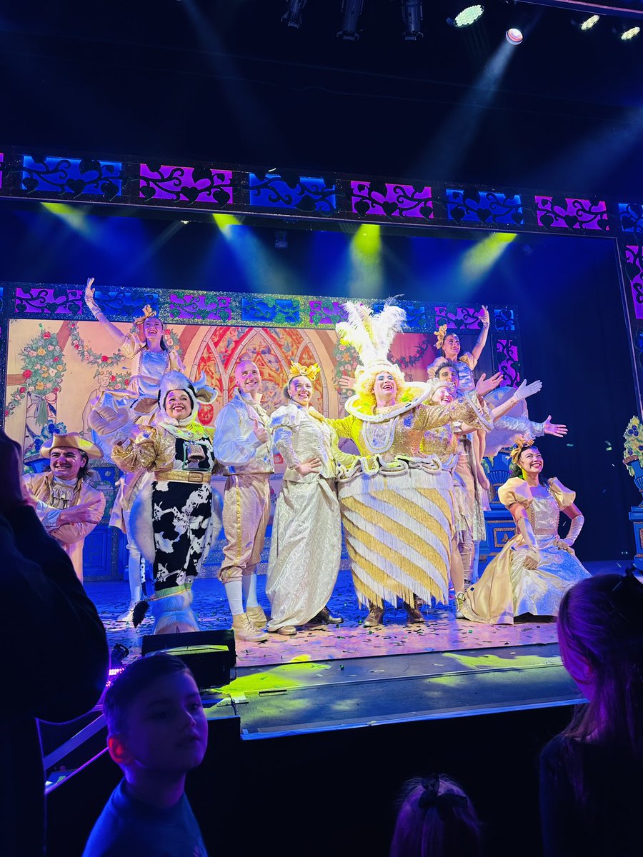 Panto time 🎅🏻, always an amazing show <a href="/Samrabone/">Sam Rabone</a> 🤩…booked for next year during the interval 🙌🙌 #garrickpanto